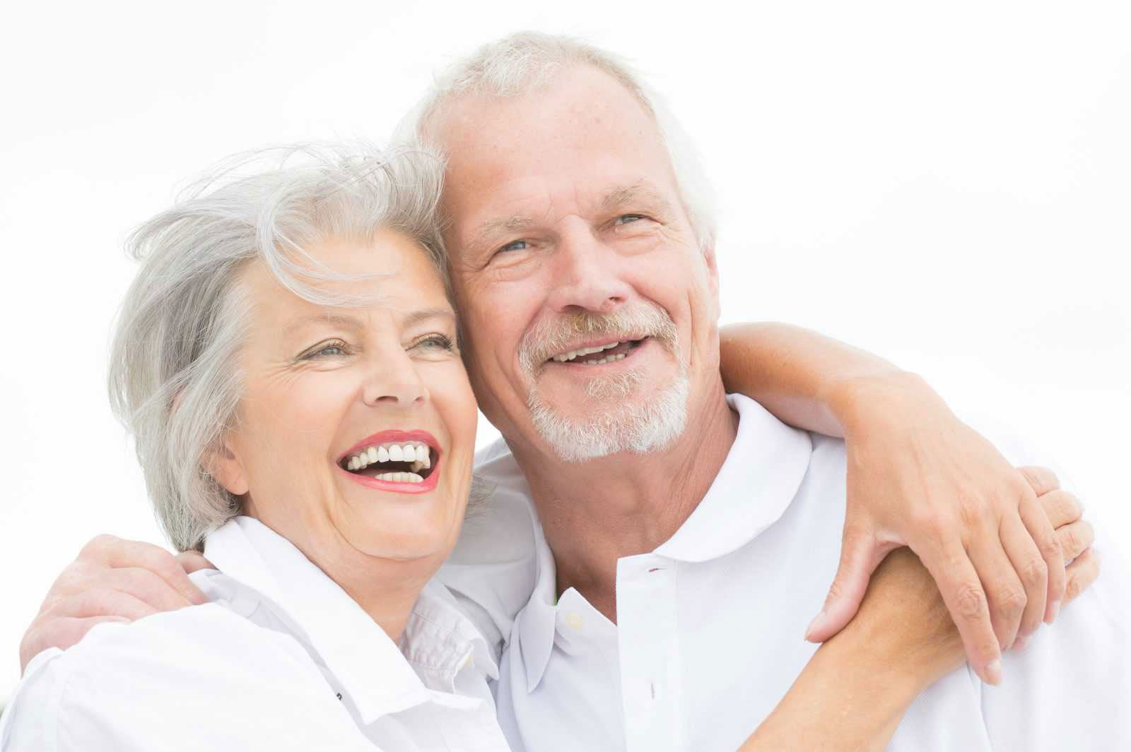 Glückliches Seniorenpaar in Umarmung auf weißem Hintergund